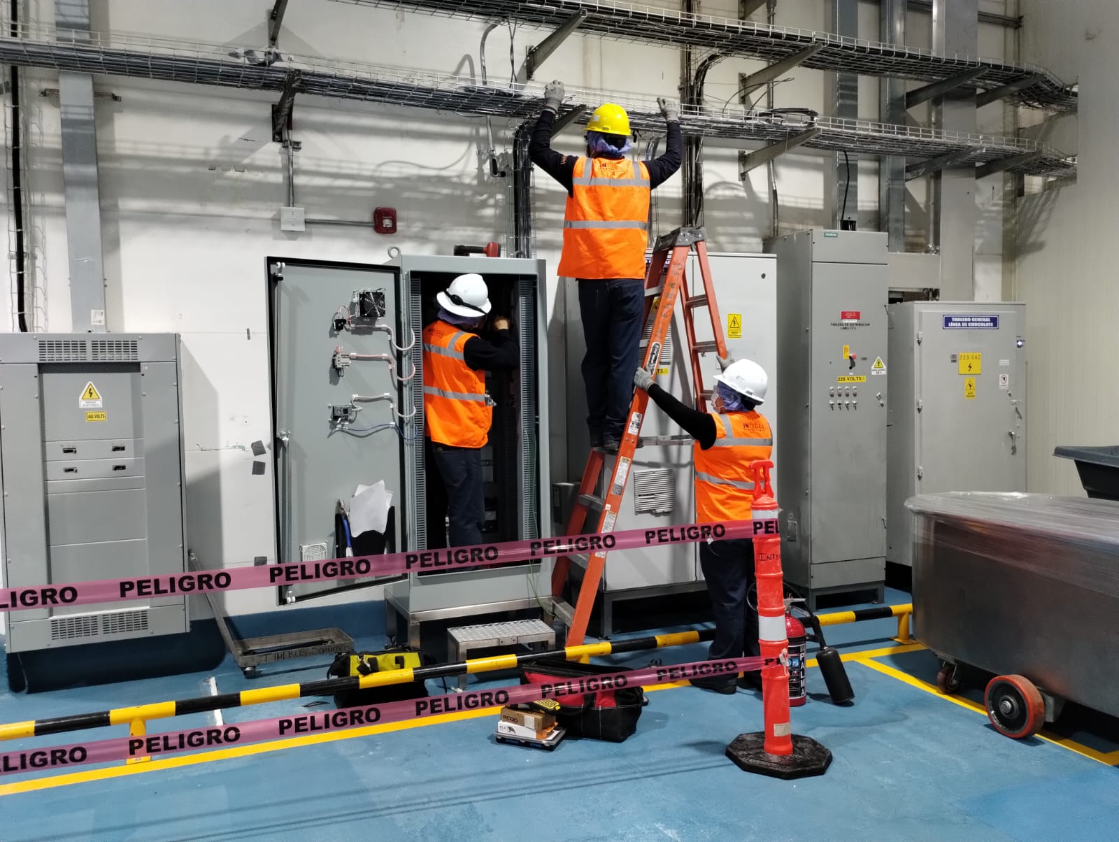 Auxiliar de Electricista trabajando en instalacion