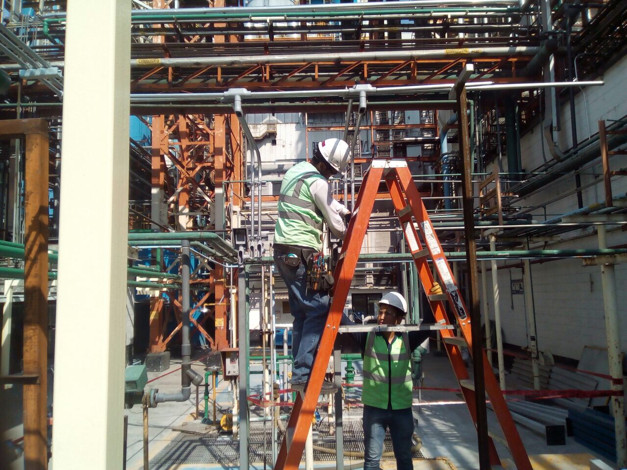 Oficial Electricista latino realizando conexiones